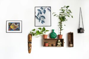 Dierenprints ophangen in woonkamer